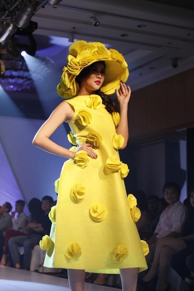 Váy kết hoa nhuộm vàng sàn diễn thời trang