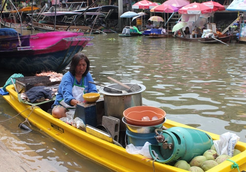 Vẻ yên bình ở chợ nổi thái lan