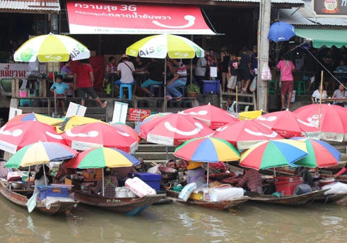 Vẻ yên bình ở chợ nổi thái lan