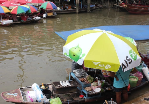 Vẻ yên bình ở chợ nổi thái lan