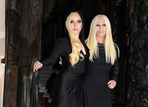 Versace bị mỉa mai vì mời lady gaga quảng bá thương hiệu