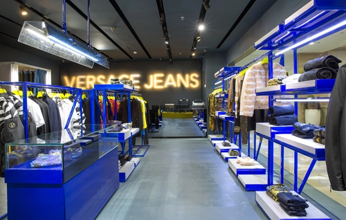 Versace jeans giới thiệu bộ sưu tập xuân hè