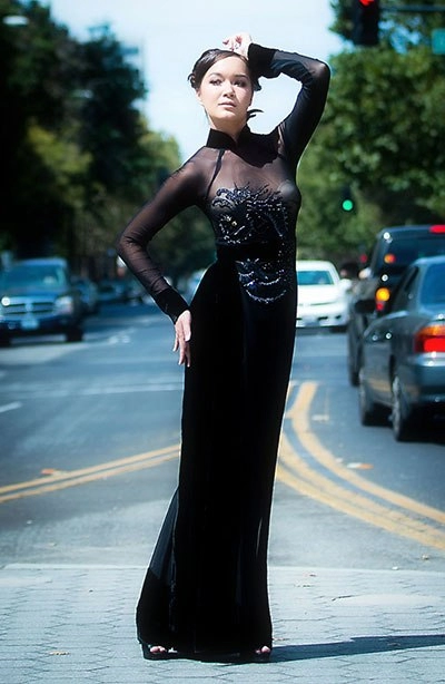 Victoria thúy vy yểu điệu trong áo dài giữa đường phố mỹ