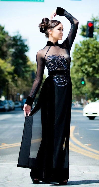 Victoria thúy vy yểu điệu trong áo dài giữa đường phố mỹ