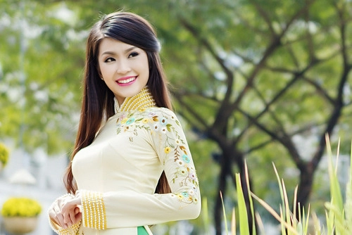 Việt hùng tung bộ sưu tập áo dài hoa chào xuân