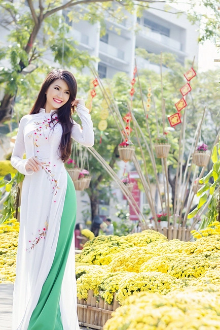 Việt hùng tung bộ sưu tập áo dài hoa chào xuân