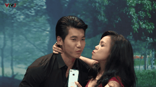 Việt hương cưỡng hôn trương nam thành trên sân khấu