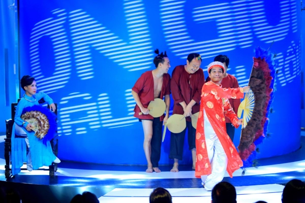 Việt hương cưỡng hôn trương nam thành trên sân khấu