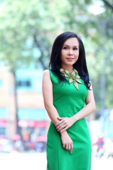 Việt hương diện váy khoe vẻ nữ tính