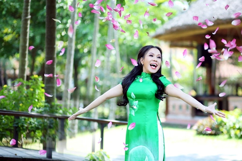 Việt hương duyên dáng với áo dài bà ba