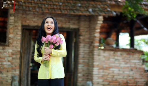 Việt hương duyên dáng với áo dài bà ba