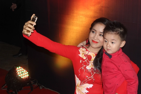 Việt hương thanh hằng được săn đón trên thảm đỏ htv awards 2015