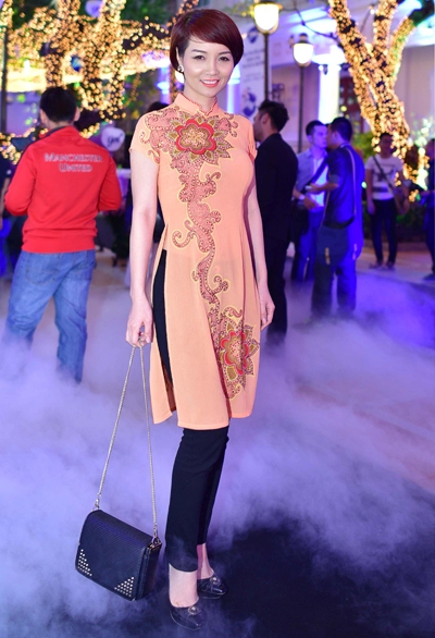 Việt trinh gợi cảm với váy cúp ngực