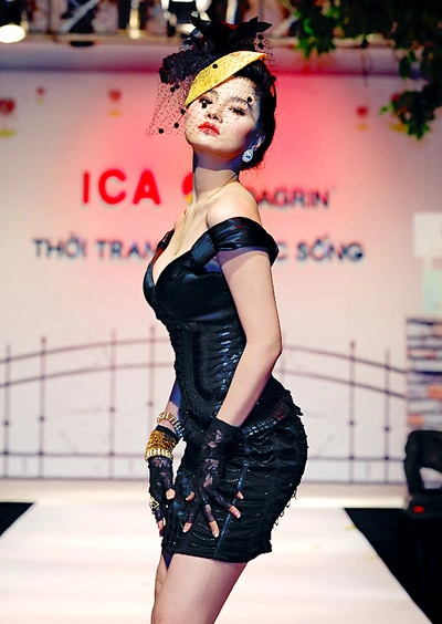 Vũ thu phương nhịp nhàng trên sàn catwalk