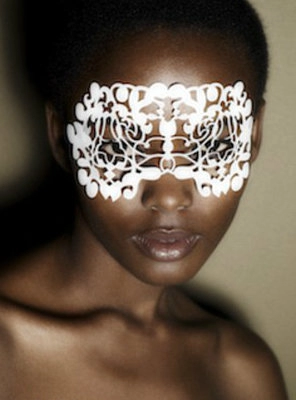 Xu hướng face lace đổ bộ nền công nghiệp thời trang