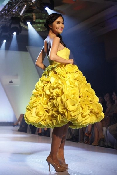 Yến trang dắt tay bạn nhảy catwalk