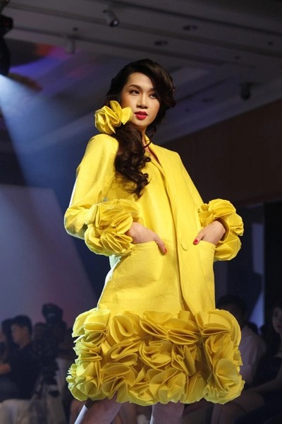 Yến trang dắt tay bạn nhảy catwalk