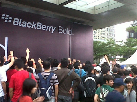 90 người bị thương vì chen lấn mua bold 9790 tại indonesia