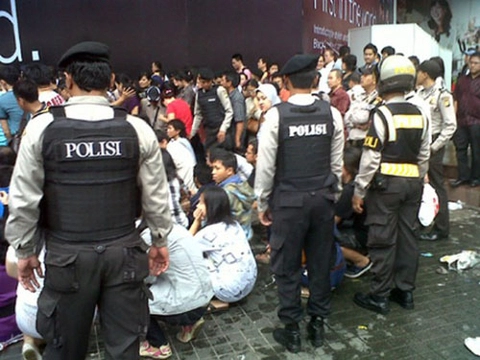 90 người bị thương vì chen lấn mua bold 9790 tại indonesia