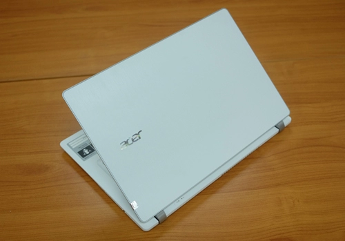 Acer v3-371 - laptop giá rẻ nặng chỉ 15 kg