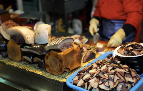 Ăn thịt cá mập trong chợ hải sản hàn quốc