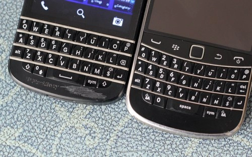 Ảnh so sánh q10 và bold 9900