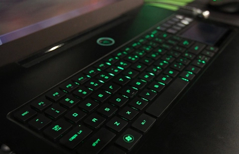 Ảnh và video thực tế laptop chơi game của razer