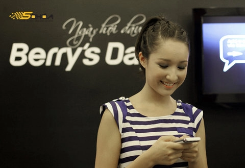 Anna trương bên blackberry bold trắng