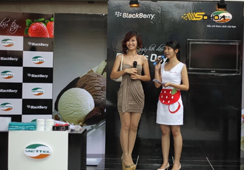 Anna trương bên blackberry bold trắng