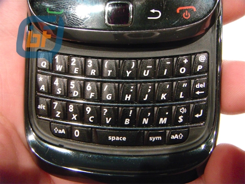 Blackberry 9800 màn hình cảm ứng và bàn phím trượt