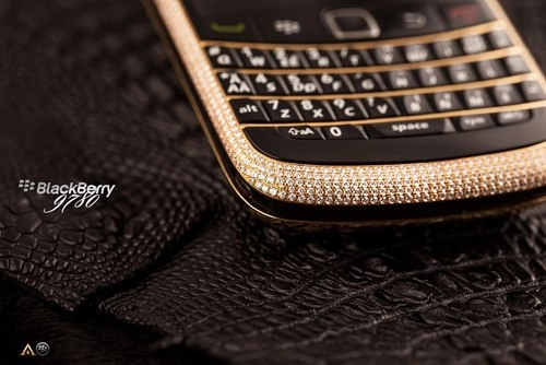 Blackberry đính 1101 viên kim cương da cá sấu gần 1 tỷ đồng