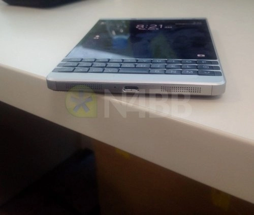 Blackberry sắp ra passport thế hệ hai