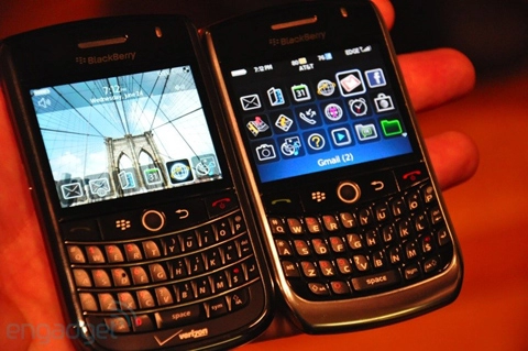 Blackberry tour bên cạnh bold và curve 8900