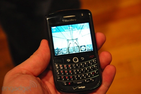 Blackberry tour bên cạnh bold và curve 8900