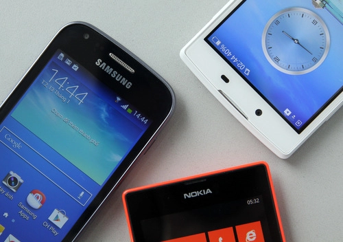 Bộ ba smartphone phổ thông giá hấp dẫn so găng