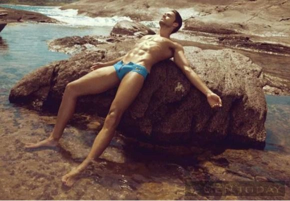 Caio cesar khoe cơ thể khỏe khoắn trên bãi biển của brazil