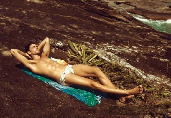 Caio cesar khoe cơ thể khỏe khoắn trên bãi biển của brazil