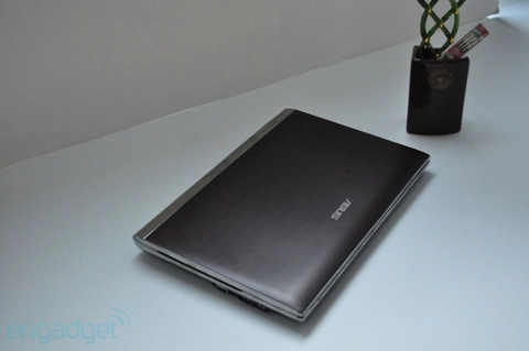 Cận cảnh laptop làm từ tre của asus