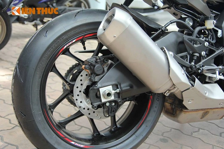 Cận cảnh yamaha r1 2015 màu đen siêu ngầu tại việt nam