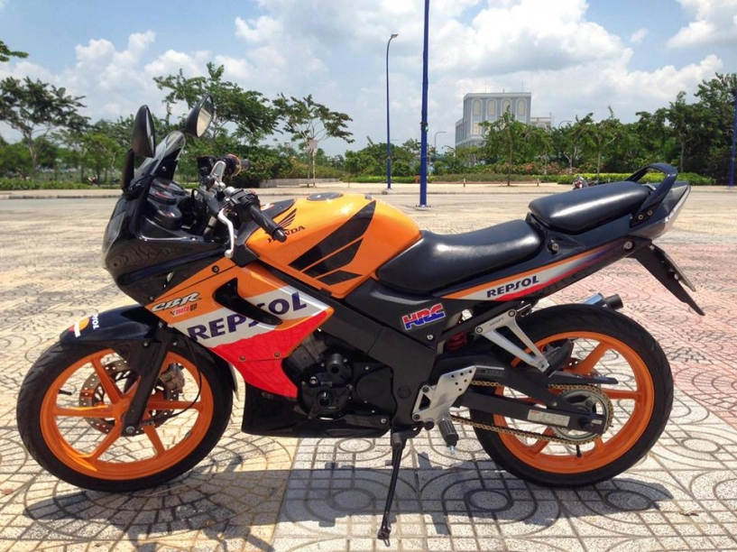 Cặp đôi cbr 150cc tạo dáng trên phố