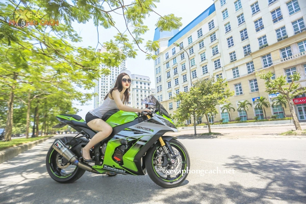 Chân dài xinh đẹp đọ dáng cùng kawasaki ninja zx-10r 2015