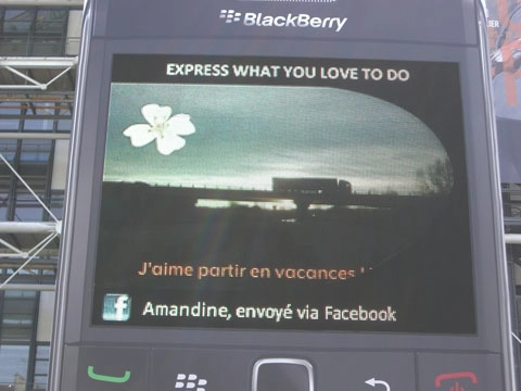 Chiếc blackberry khổng lồ tại paris