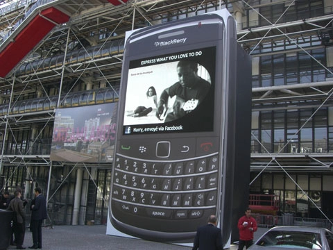 Chiếc blackberry khổng lồ tại paris