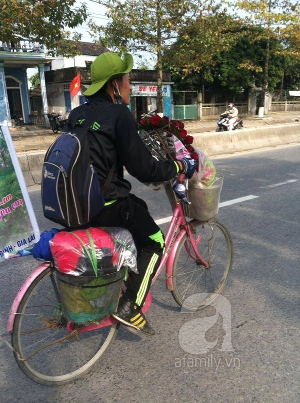 Chuyện chàng trai si tình đạp xe nghìn cây số Chuyện chàng trai si tình đạp xe nghìn cây số để người yêu hết giận