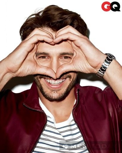 Cùng james franco phối đồ với áo thun kẻ ngang trên gq