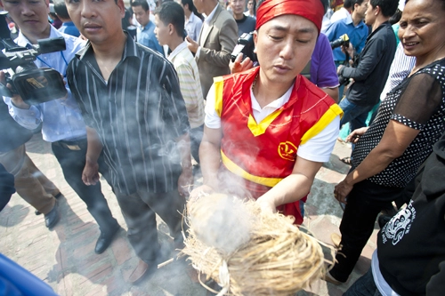 Cuộc thi thổi cơm ở làng thị cấm