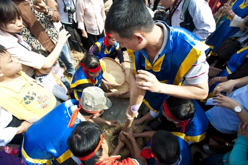 Cuộc thi thổi cơm ở làng thị cấm