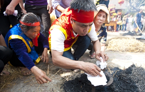 Cuộc thi thổi cơm ở làng thị cấm