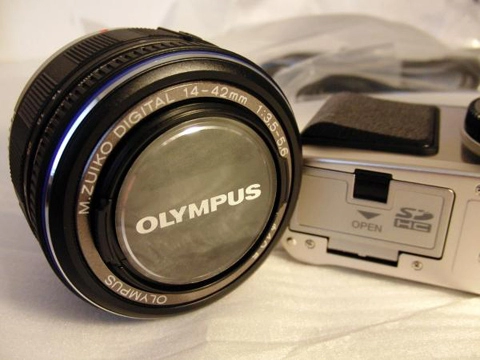 đập hộp camera ống kính rời nhỏ nhất thế giới