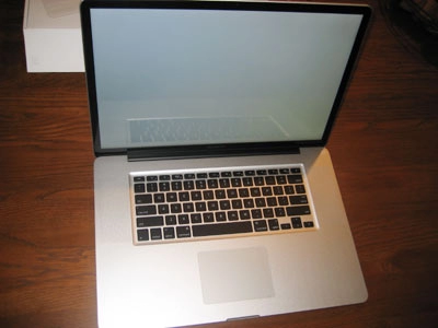 đập hộp macbook 17 inch pin liền